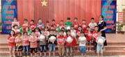 Trường TH Hoàng Đan trao quà của công ty Honda Việt Nam cho học sinh lớp 1 trong trường